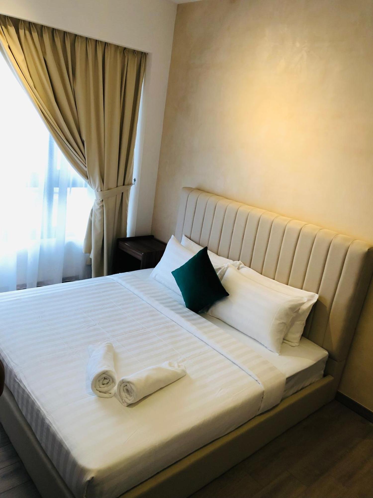 8 Kia Peng Suites Klcc By Luna Куала-Лумпур Экстерьер фото