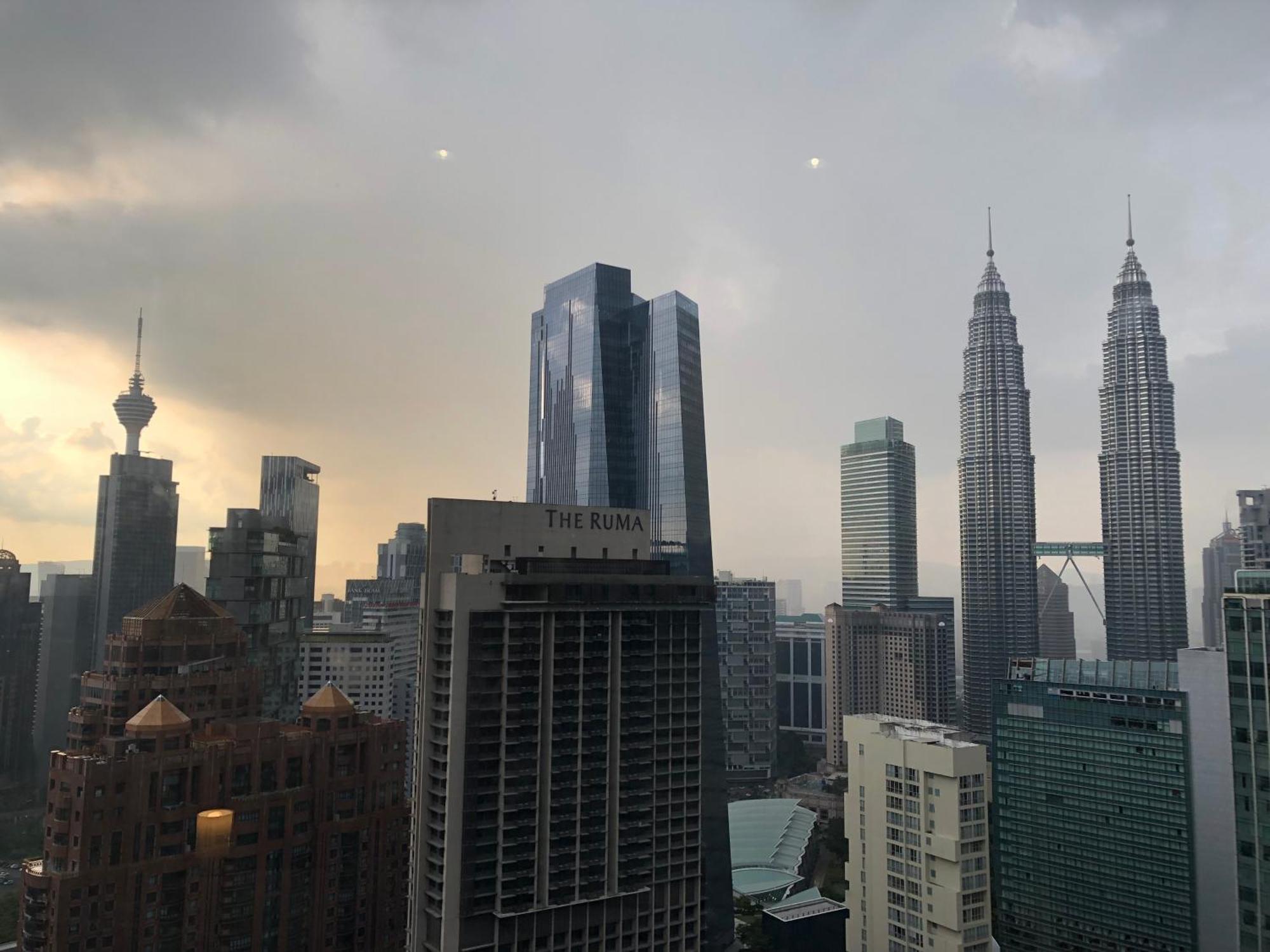 8 Kia Peng Suites Klcc By Luna Куала-Лумпур Экстерьер фото